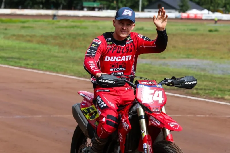 Tim Neave waves while seated on his Ducati at the 2026 FIM Flat Track round in Scheessel, Germany.