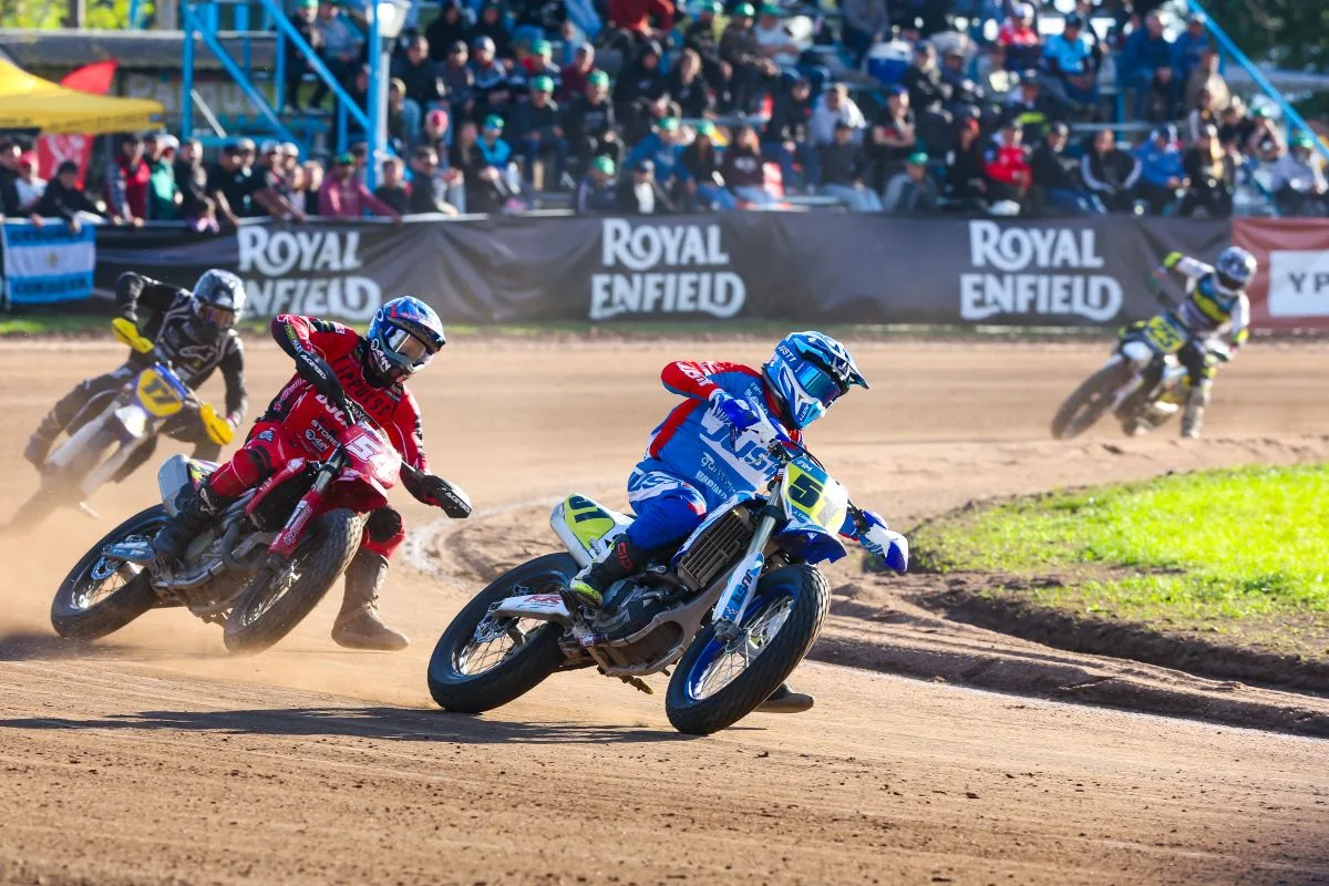 Juan José Coduri leads through a corner at the 2026 FIM Flat Track World Championship finale in Totoras.