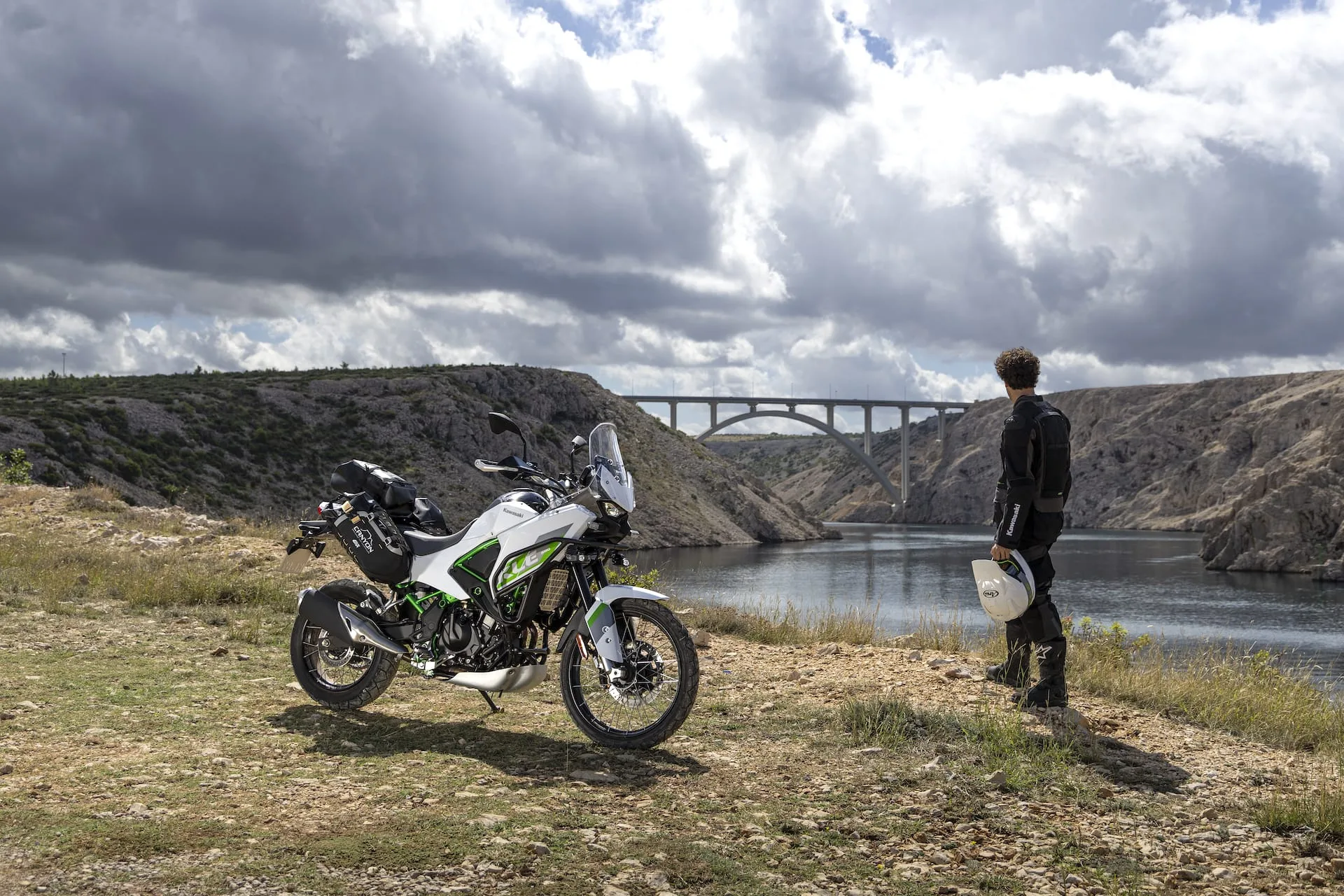 Detail view of the Kawasaki KLE 500 SE Smartride and its adventure equipment.