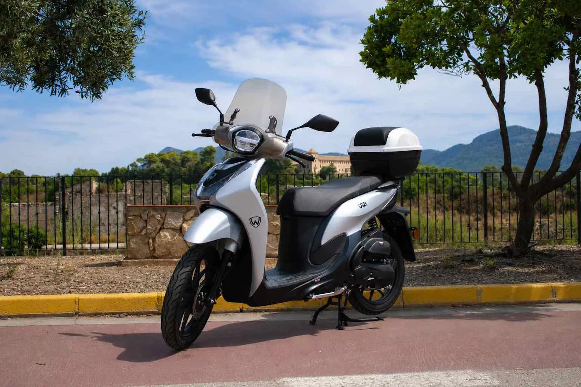 Wottan ONE 125 scooter in official studio photography