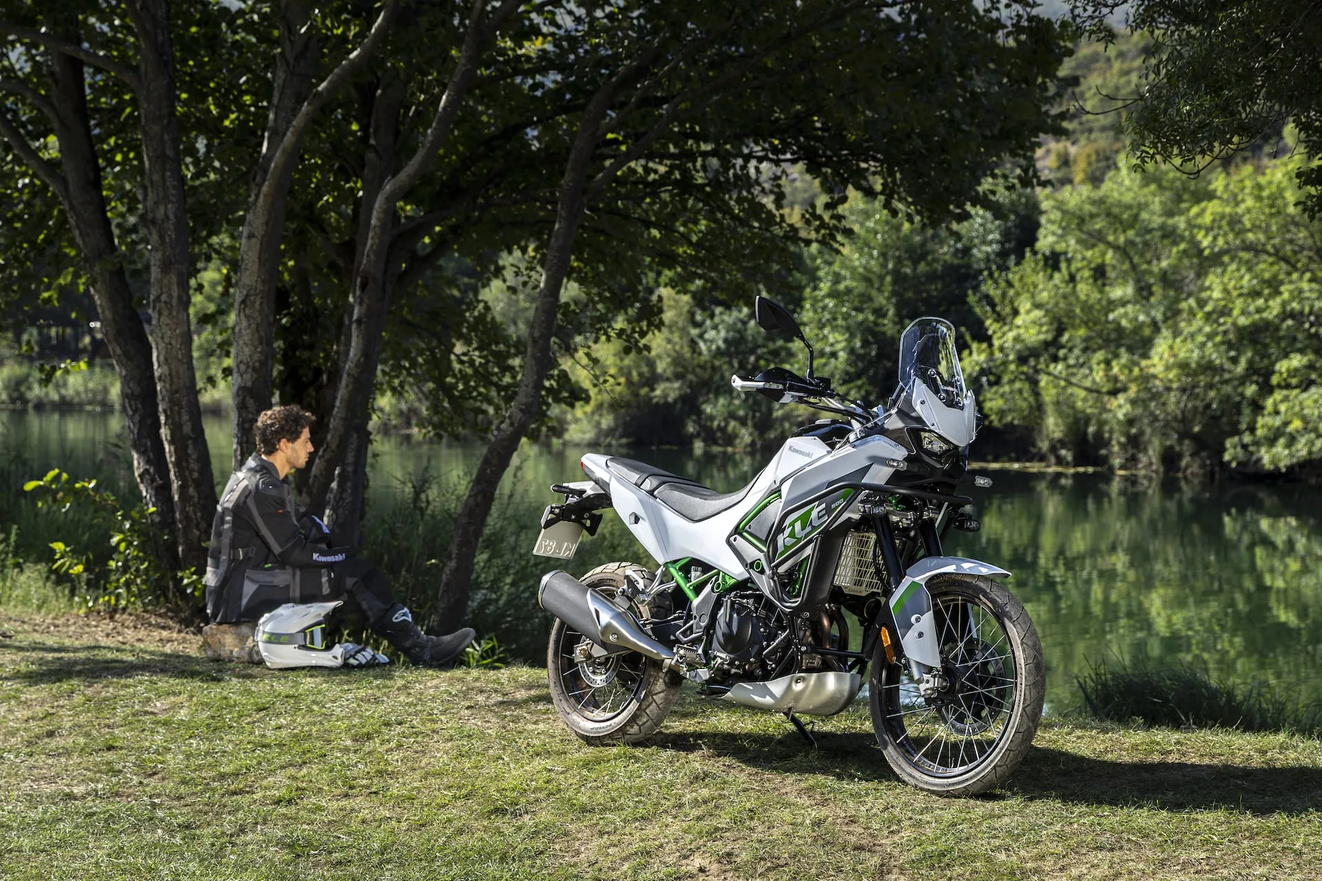 Kawasaki KLE 500 SE Smartride shown from a second studio angle.