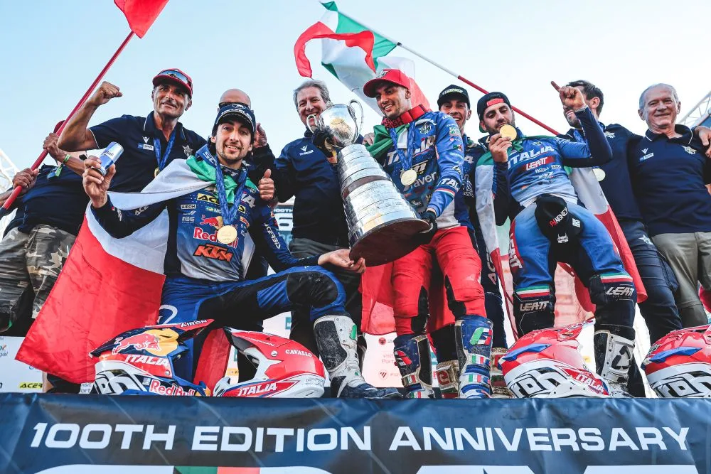 Riders competing in the Final Cross Test on the beach at Sines during the 2026 FIM 6DAYS